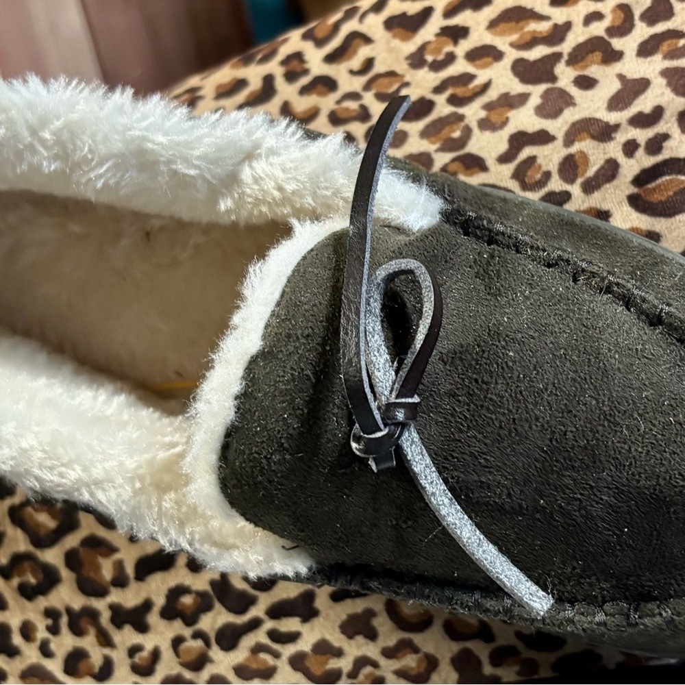 NWT…..Women's Black Slippers with Faux Fur Lining